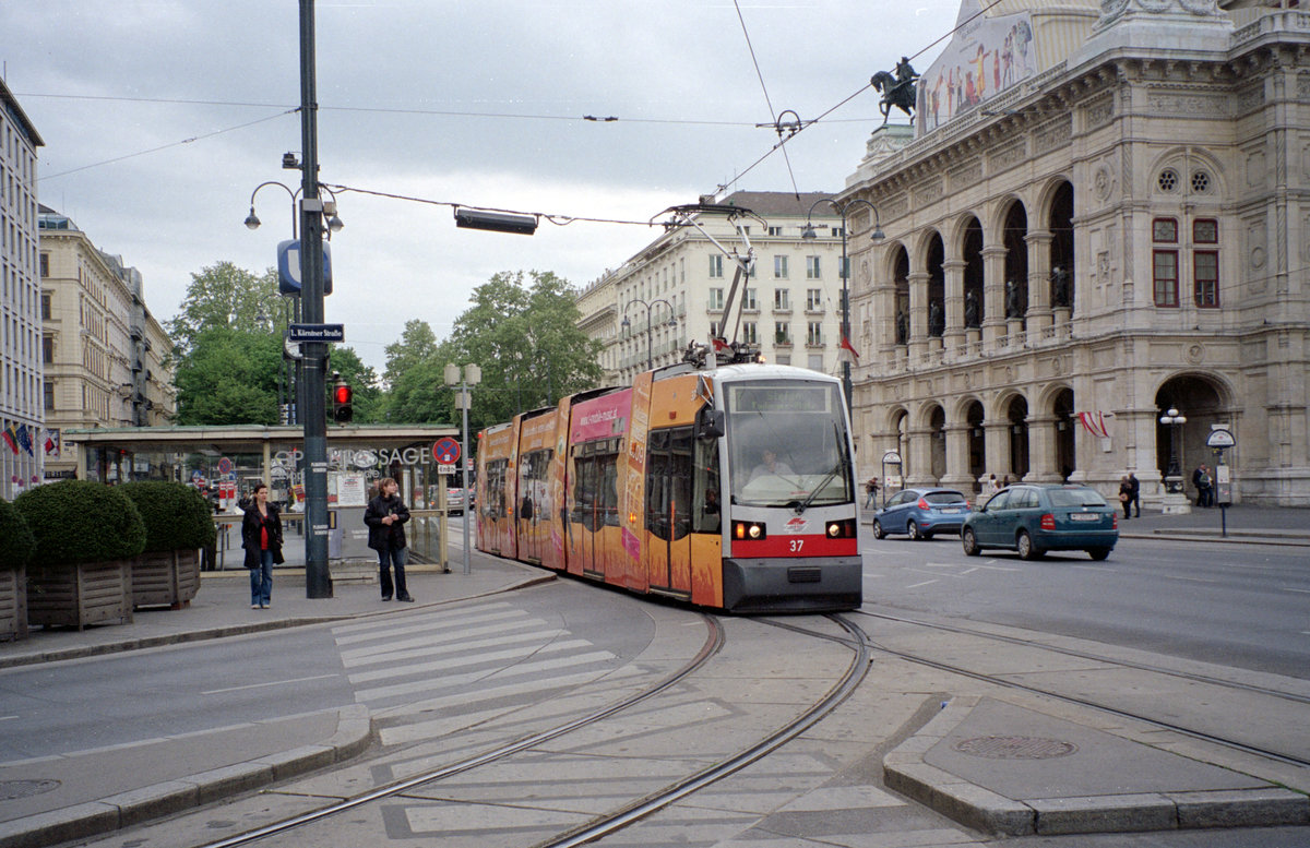 Wien Wiener Linien SL 1 (A 37) I, Innere Stadt, Opernring / Kärntner Straße am 2. Mai 2009. - Scan von einem Farbnegativ. Film: Fuji S-200. Kamera: Leica C2.