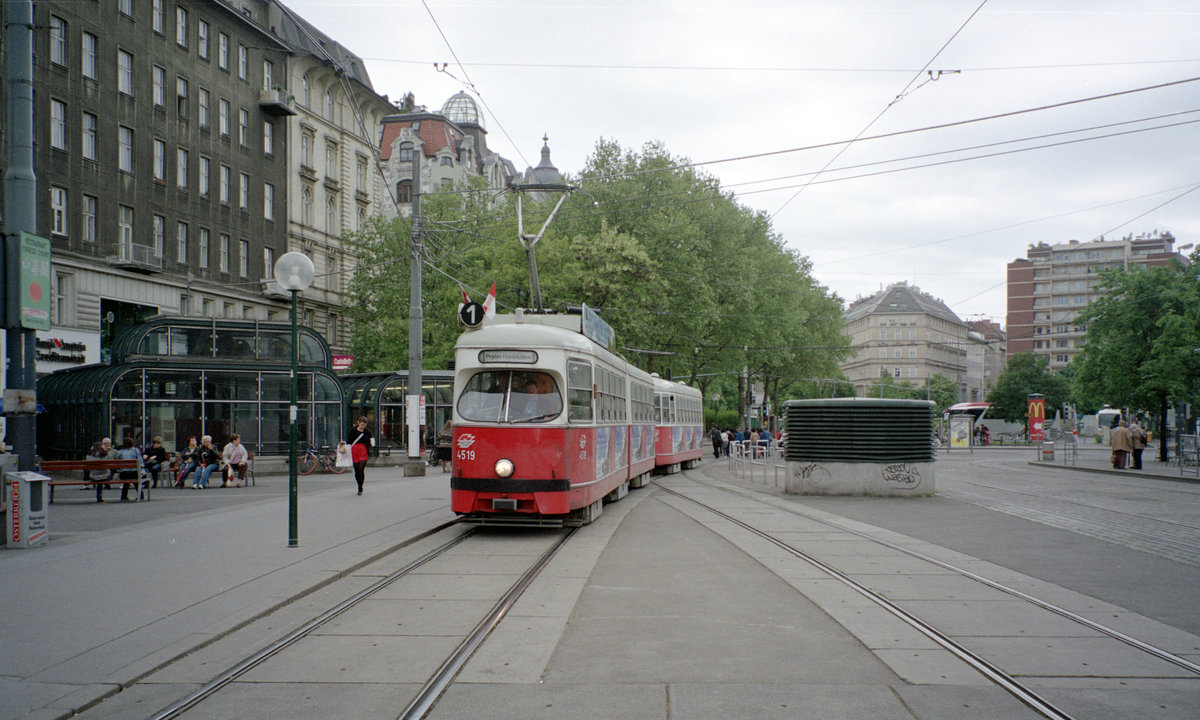 Wien Wiener Linien SL 1 (E1 4519 + c3 1261) I, Innere Stadt, Franz-Josefs-Kai / Schwedenplatz am 2. Mai 2009. - Scan von einem Farbnegativ. Film: Fuji S-200. Kamera: Leica C2.