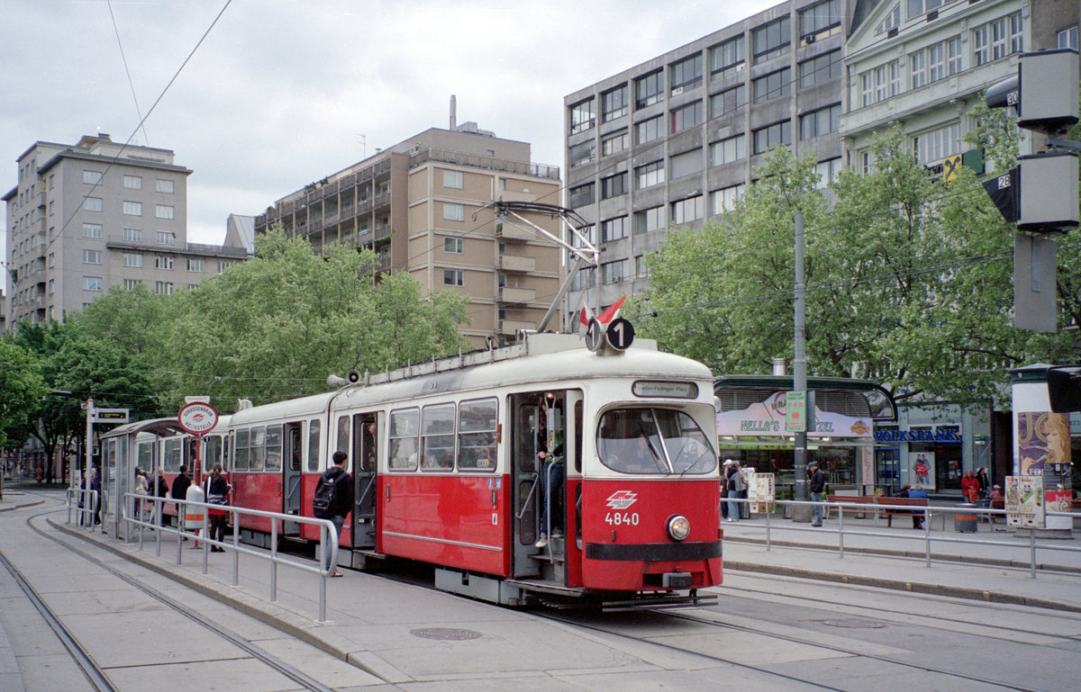 Wien Wiener Linien SL 1 (E1 4840 + c4 1352) I, Innere Stadt, Franz-Josefs-Kai / Schwedenplatz am 2. Mai 2009. - Scan von einem Farbnegativ. Film: Fuji S-200. Kamera: Leica C2.