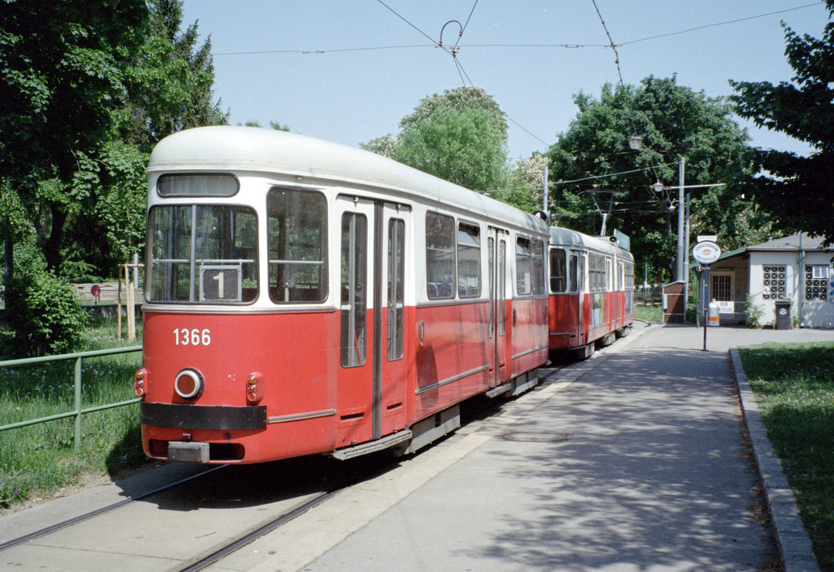 Wien Wiener Linien SL 1 (c4 1366 + E1 4826) II, Leopoldstadt, Prater Hauptallee am 3. Mai 2009. - Scan von einem Farbnegativ. Film: Kodak Gold 200. Kamera: Leica C2.