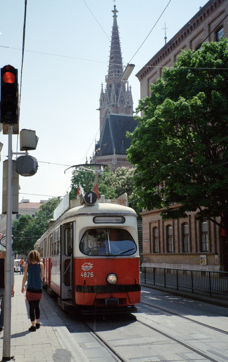 Wien Wiener Linien SL 1 (E1 4826 + c4 1366) III, Landstraße, Löwengasse / Untere Viaduktgasse (Hst. Radetzkyplatz) am 3. Mai 2009. - Scan von einem Farbnegativ. Film: Kodak Gold 200. Kamera: Leica C2.