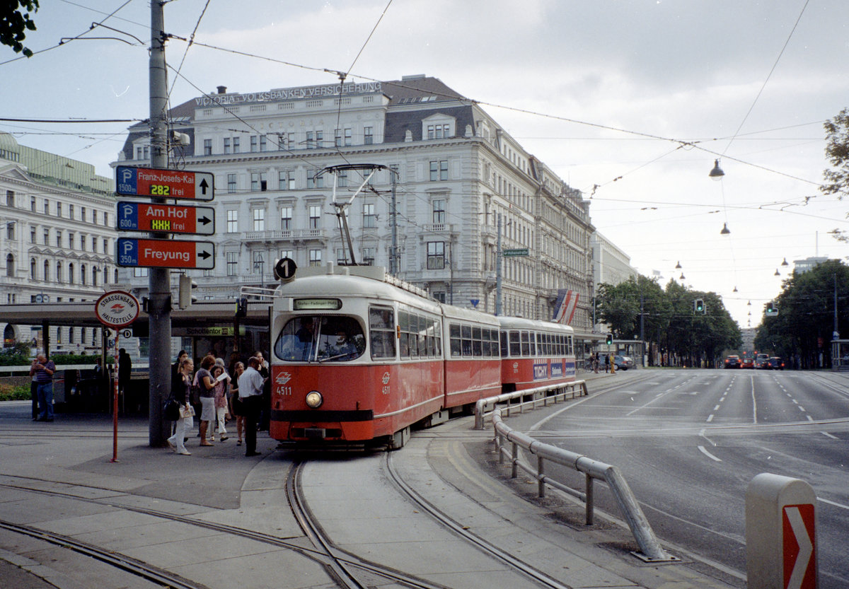 Wien Wiener Linien SL 1 (E1 4511 + c3 1211) I, Innere Stadt, Schottentor am 4. August 2010. - Scan von einem Farbnegativ. Film: Kodak 200-8. Kamera: Leica C2.