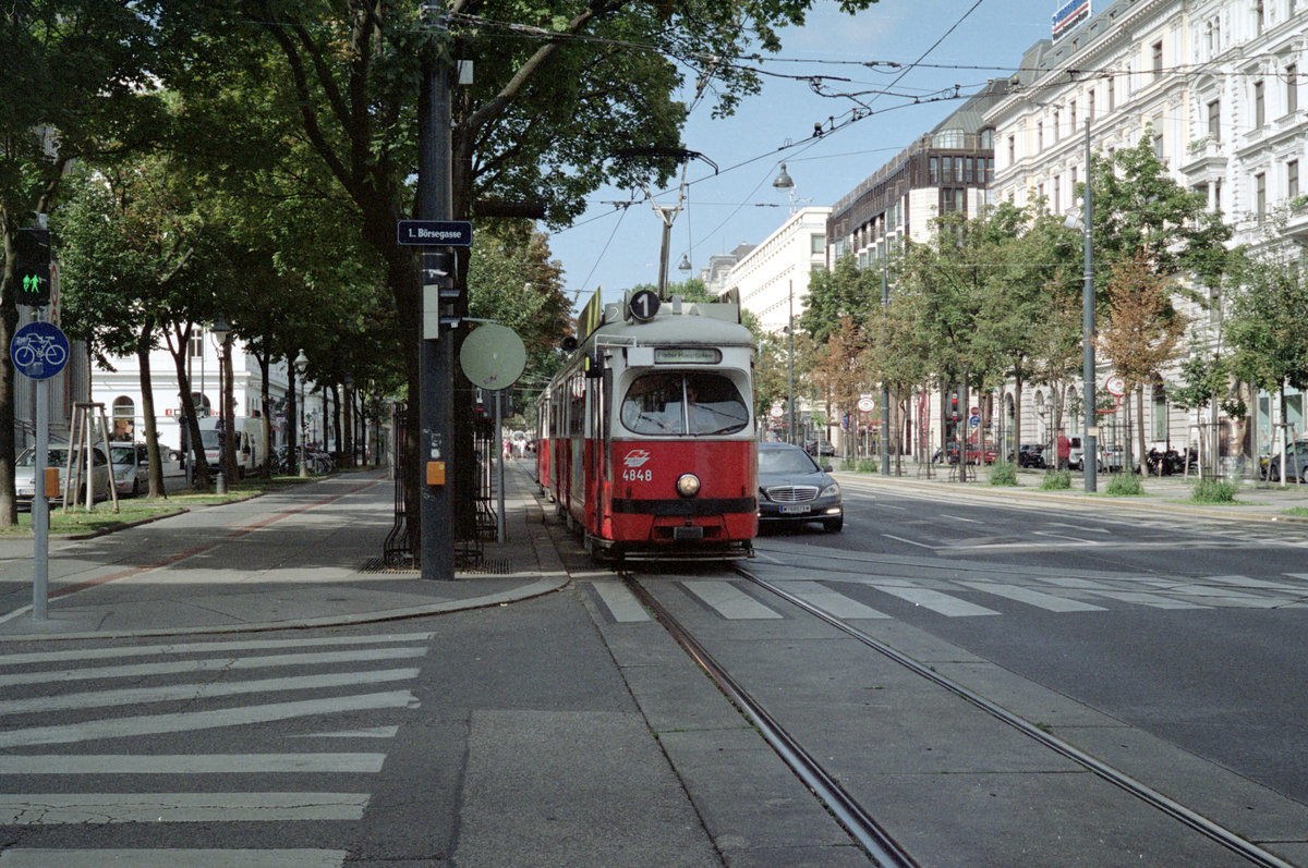 Wien Wiener Linien SL 1 (E1 4848) I, Innere Stadt, Schottenring / Börsegasse am 4. August 2010. - Scan von einem Farbnegativ. Film: Fuji S-200. Kamera: Leica CL.