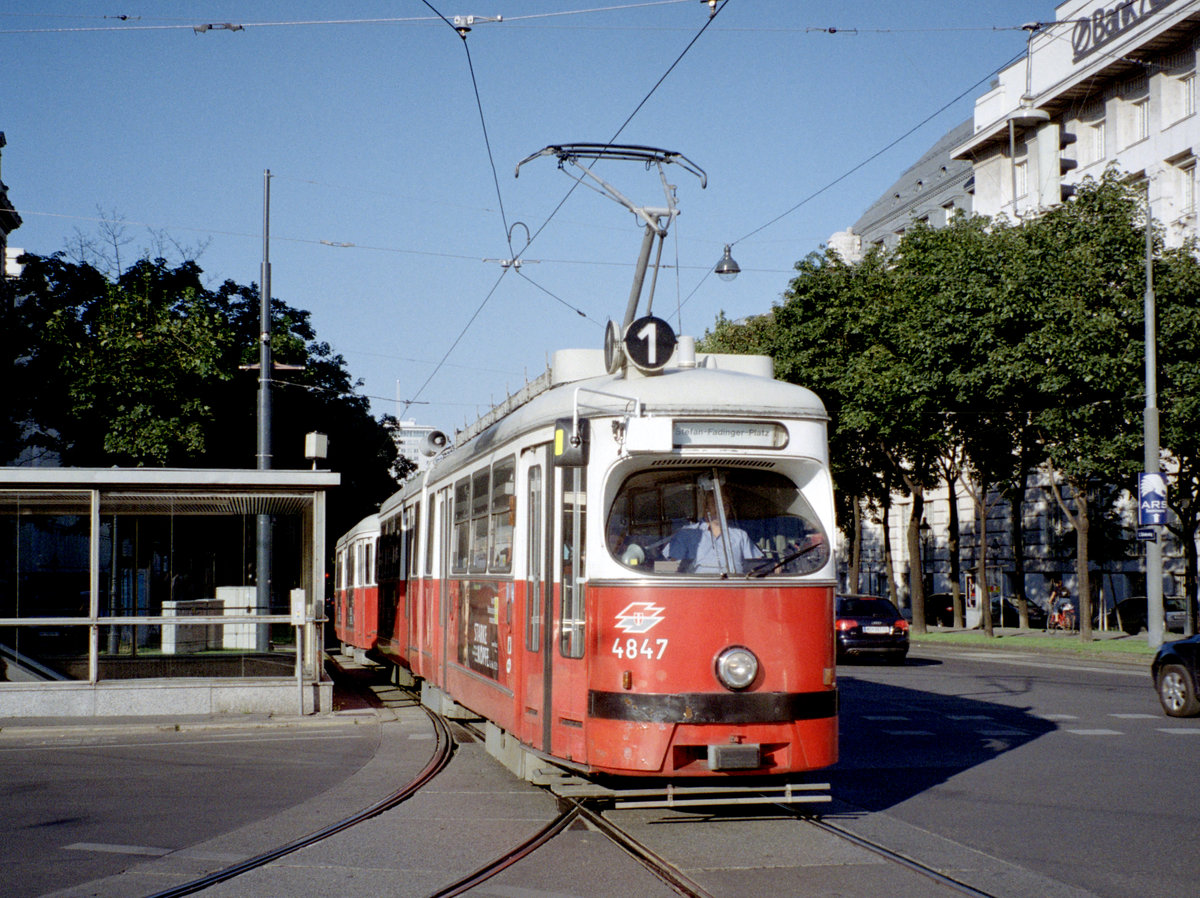 Wien Wiener Linien SL 1 (E1 4847) I, Innere Stadt, Schottentor am 4. August 2010. - Scan eines Farbnegativs. Film: Kodak FB 200-7. Kamera: Leica C2.