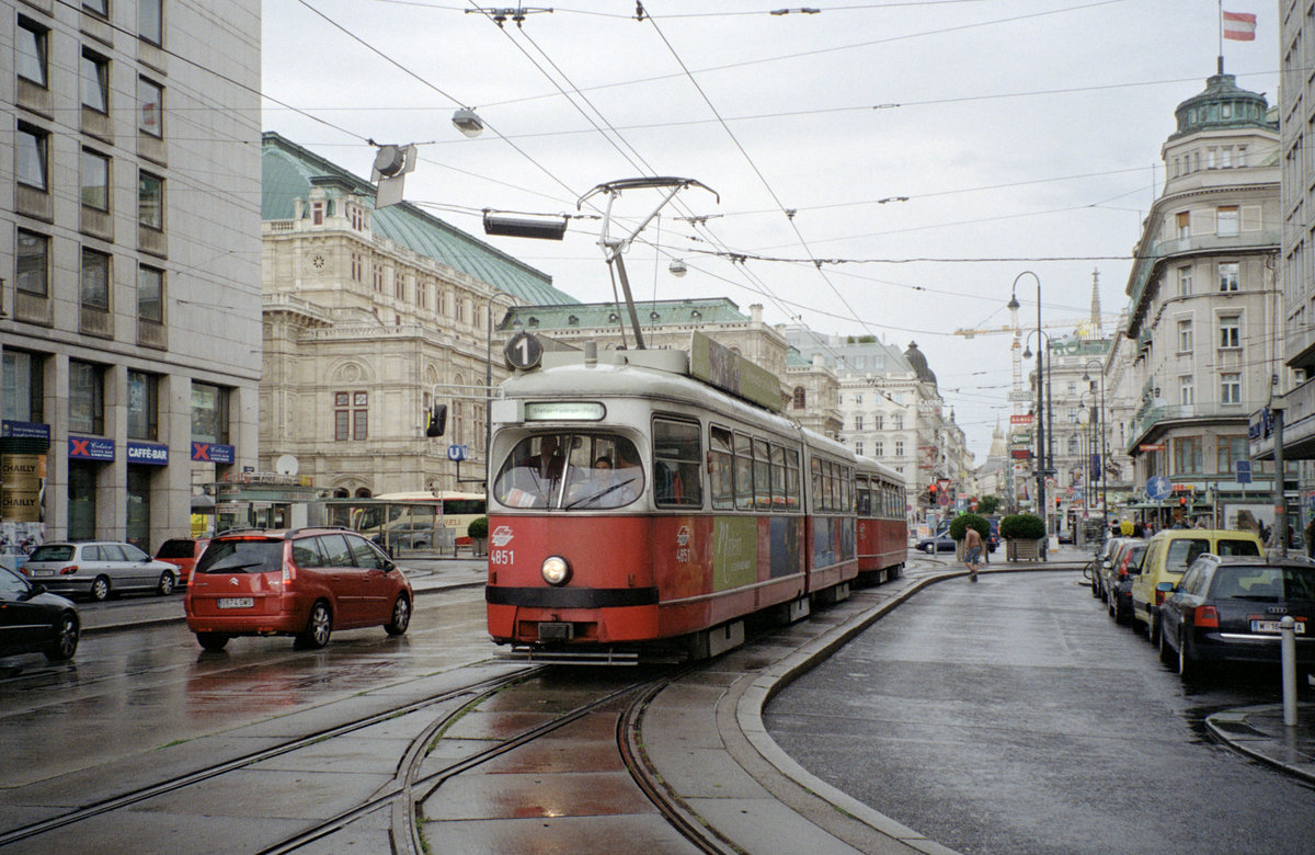 Wien Wiener Linien SL 1 (E1 4851) I, Innere Stadt, Kärntner Straße am 6. August 2010. - Scan eines Farbnegativs. Film: Kodak FB 200-7. Kamera: Leica C2.