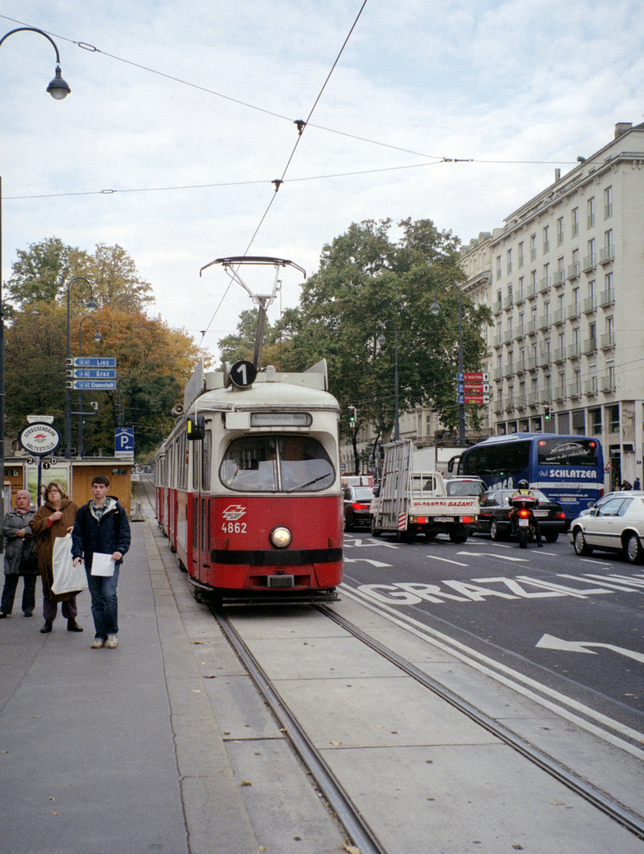 Wien Wiener Linien SL 1 (E1 4862 + c4 1358) I, Innere Stadt, Opernring / Oper am 19. Oktober 2010. - Scan eines Farbnegativs. Film: Fuji S-200. Kamera: Leica C2.