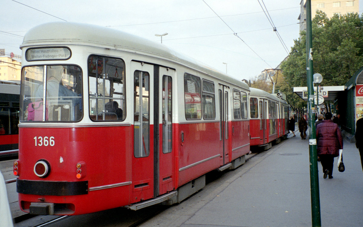 Wien Wiener Linien SL 1 (c4 1366 + E1) I, Innere Stadt, Franz-Josefs-Kai / Schwedenplatz am 19. Oktober 2010. - Scan eines Farbnegativs. Film: Fuji S-200. Kamera: Leica C2.