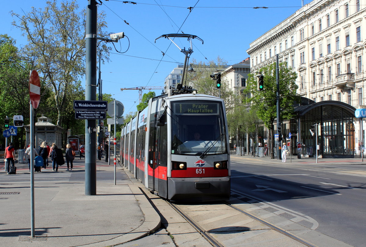 Wien Wiener Linien SL 1 (B 651) I, Innere Stadt, Parkring / Weiskirchnerstraße / Stubenring / Dr.-Karl-Lueger-Platz am 21. April 2018.