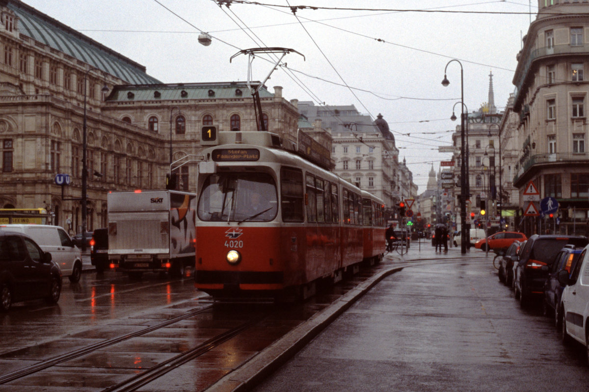 Wien Wiener Linien SL 1 (E2 4020) I, Innere Stadt, Kärntner Straße im Februar 2016. - Scan eines Diapositivs. Film: Fuji RXP. Kamera: Konica FS-1.