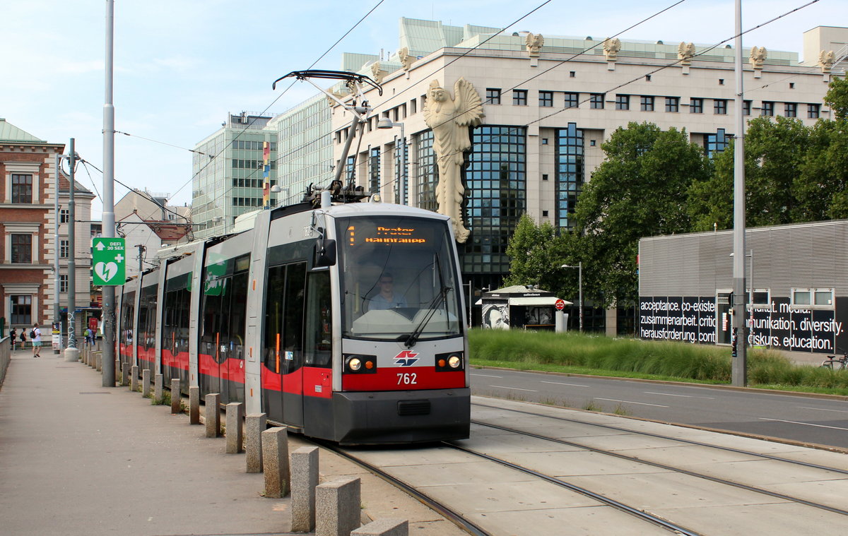 Wien Wiener Linien SL 1 (B1 762) IV, Wieden, Wiedner Hauptstraße / Karlsplatz am 29. Juli 2018.