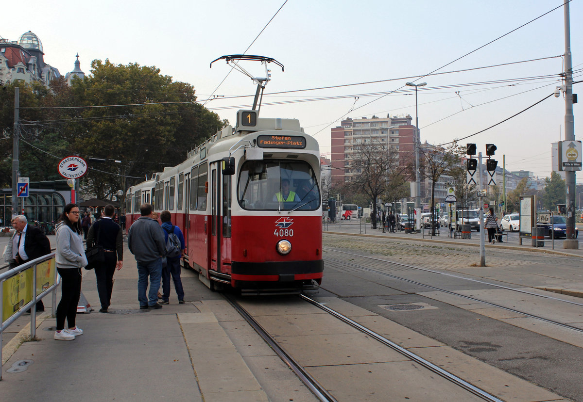 Wien Wiener Linien SL 1 (E2 4080 (SGP 1988) + c5 1480 (Bombardier-Rotax 1987)) I, Innere Stadt, Franz-Josefs-Kai / Schwedenplatz am 18. Oktober 2018. - Wegen einer Verspätung fuhr dieser Zug in Richtung Prater Hauptallee nur bis Schwedenplatz / Schwedenbrücke.