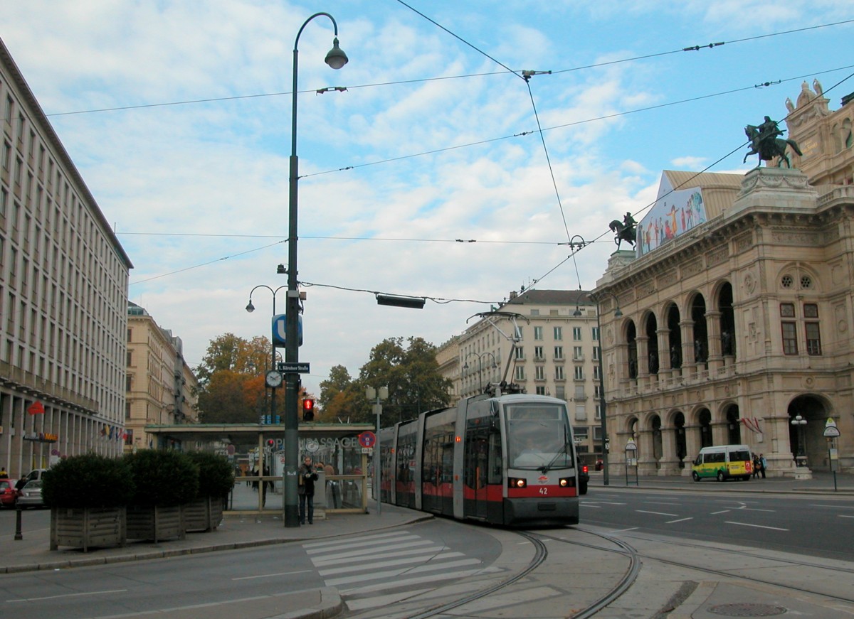 Wien Wiener Linien SL 1 (A 42) Opernring / Kärntner Strasse / Oper am 19. Oktober 2010.