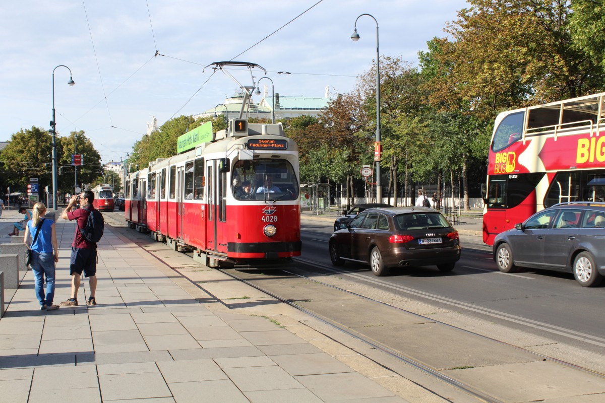 Wien Wiener Linien SL 1 (E2 4028) Dr.-Karl-Renner-Ring / Parlament am 8. Juli 2014. 