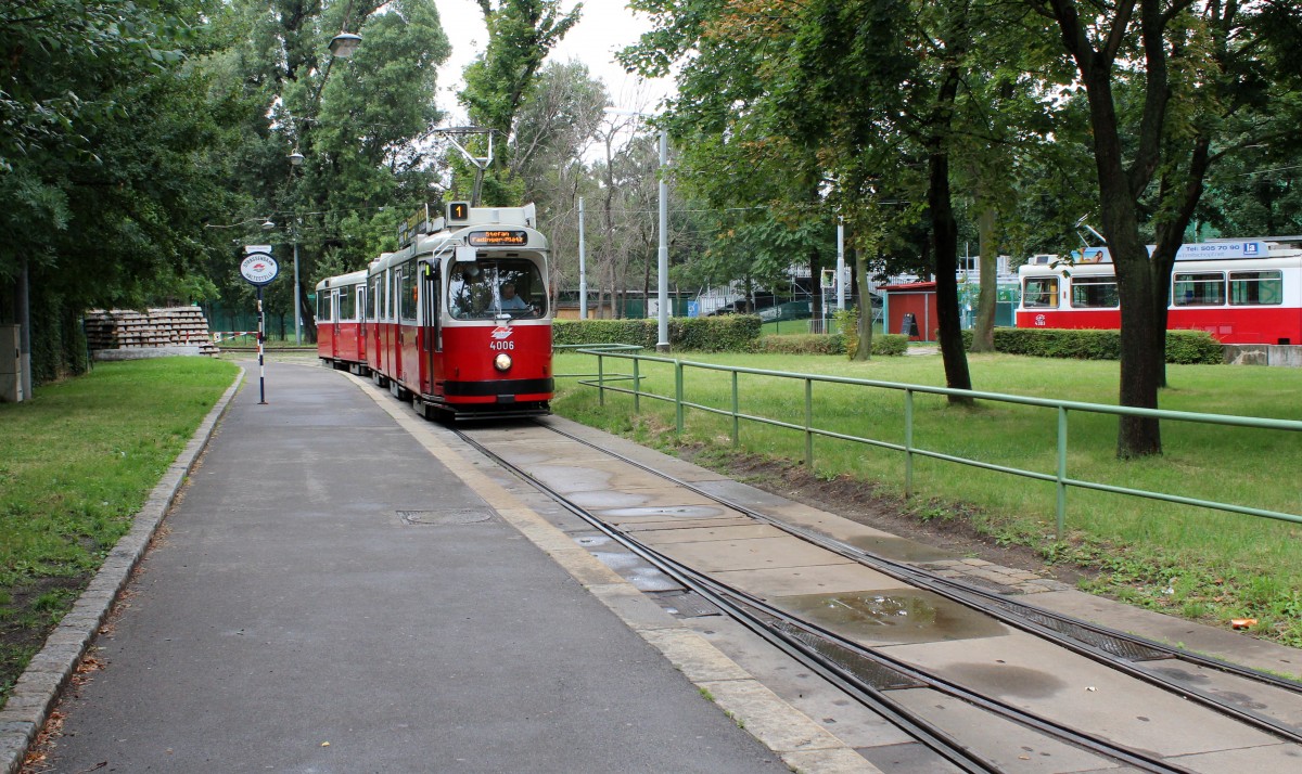 Wien Wiener Linien SL 1 (E2 4006) Prater Hauptallee am 11. Juli 2014.