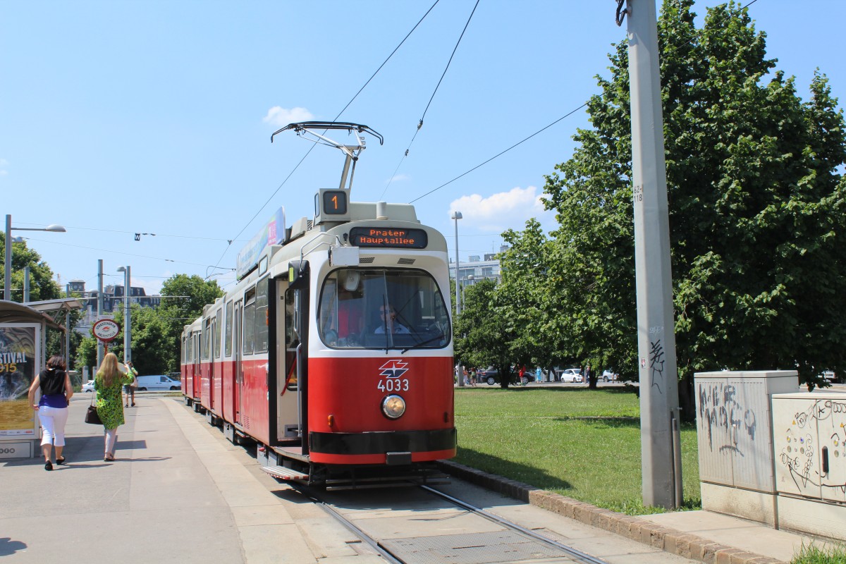 Wien Wiener Linien SL 1 (E2 4033) Karlsplatz am 1. Juli 2015.