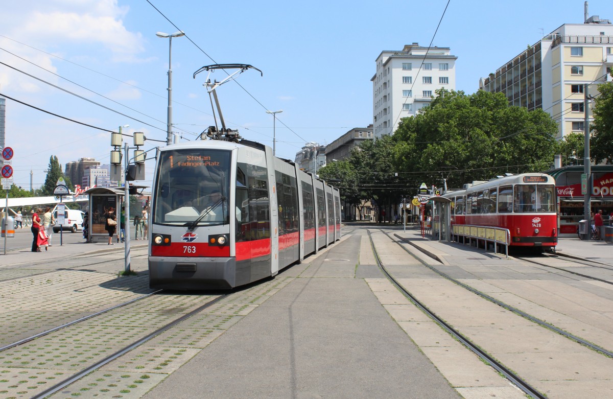 Wien Wiener Linien SL 1 (B1 763) / c5 1428) Schwedenplatz am 1. juli 2015.