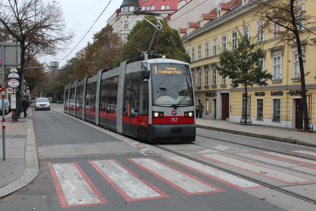 Wien Wiener Linien SL 1 (B1 757) Wiedner Hauptstraße (Hst. Mayerhofgasse) am 11. Oktober 2015.