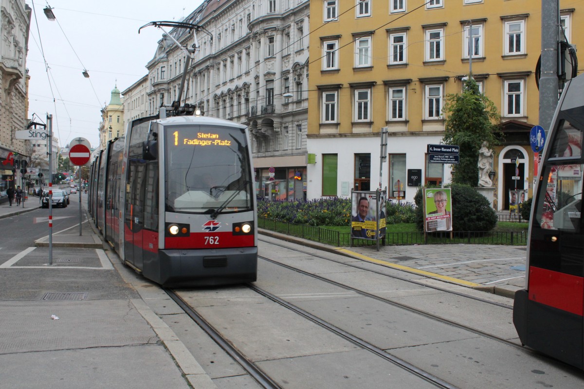 Wien Wiener Linien SL 1 (B1 762) Wiedner Hauptstraße / Irene-Harand-Platz am 11. Oktober 2015.
