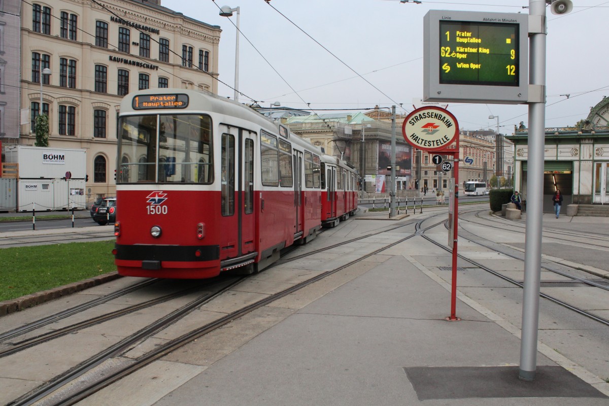 Wien Wiener Linien SL 1 (c5 1500 + E2 4001) Karlsplatz am 11. Oktober 2015.