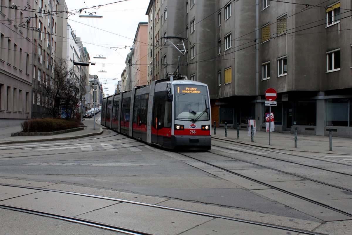 Wien Wiener Linien SL 1 (B1 766) Knöllgasse / Quellenstraße am 14. Februar 2016.