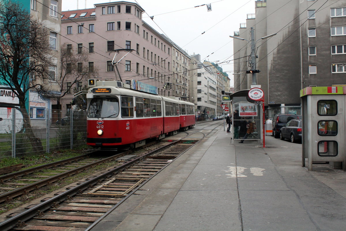 Wien Wiener Linien SL 1 (E2 4012 + c5 1412) Favoriten, Quellenstraße / Knöllgasse am 18. Februar 2016.