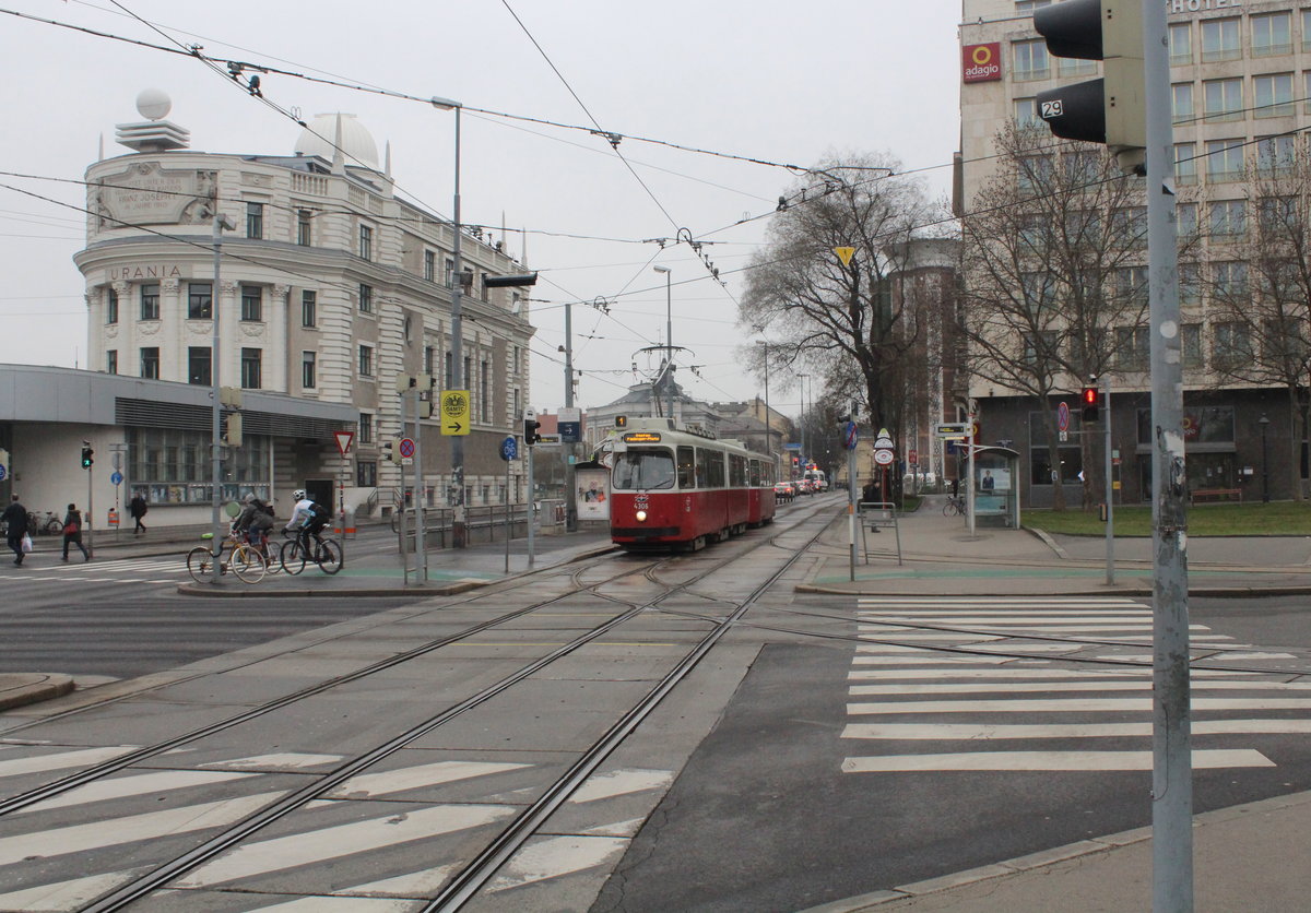Wien Wiener Linien SL 1 (E2 4306) Innere Stadt, Uraniastraße (Hst. Julius-Raab-Platz) am 18. Februar 2016.