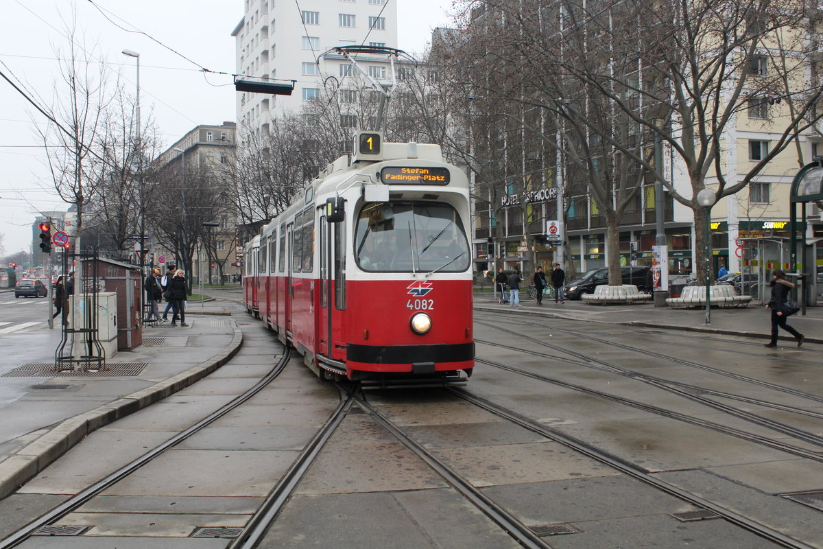Wien Wiener Linien SL 1 (E2 4082) Innere Stadt, Schwedenplatz am 18. Februar 2016.