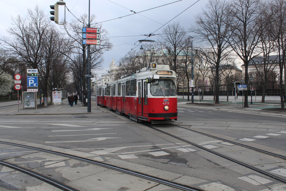 Wien Wiener Linien SL 1 (E2 4313 + c5 1513) Innere Stadt, Universitätsring / Rathausplatz am 24. März 2016.