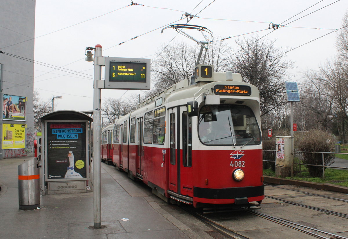 Wien Wiener Linien SL 1 (E2 4082) Hst. Quellenstraße / Knöllgasse am 18. Februar 2016.