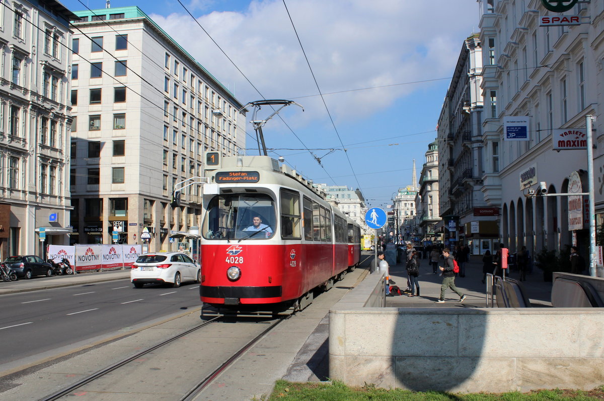 Wien Wiener Linien SL 1 (E2 4028 + c5 1428) I, Innere Stadt, Kärntner Straße / Karlsplatz am 22. Oktober 2016.  