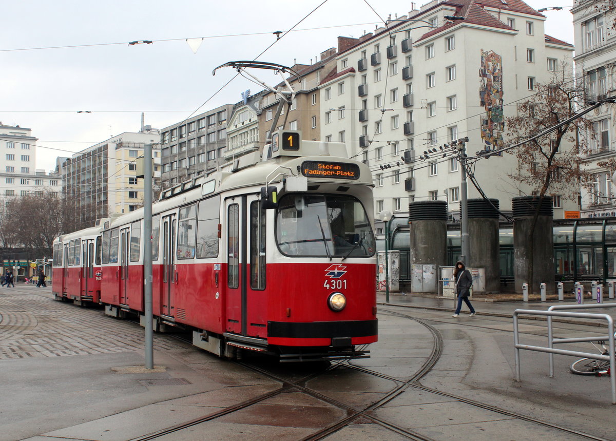 Wien Wiener Linien SL 1 (E2 4301 + c5 1501) I, Innere Stadt, Franz-Josefs-Kai / Marienbrücke am 18. Februar 2017.