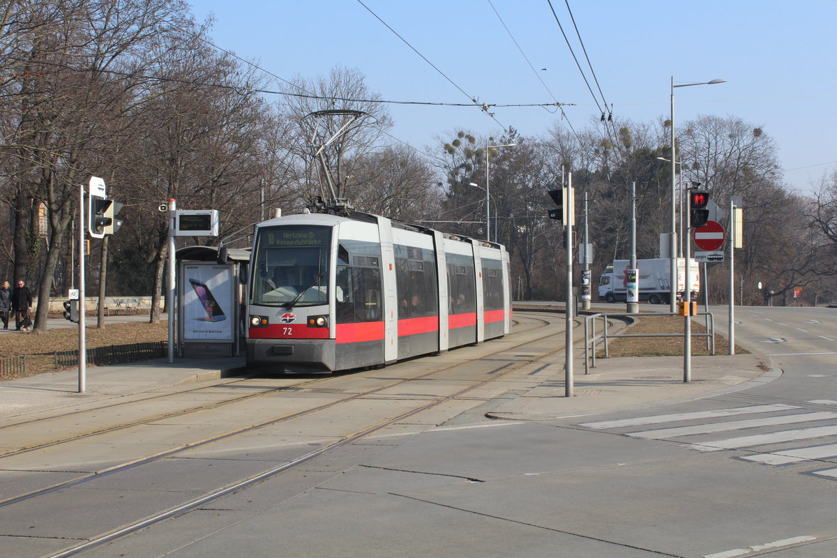 Wien Wiener Linien SL 10 (A1 72) XIV, Penzing, Hst. Schloss Schönbrunn am 16. Februar 2017.