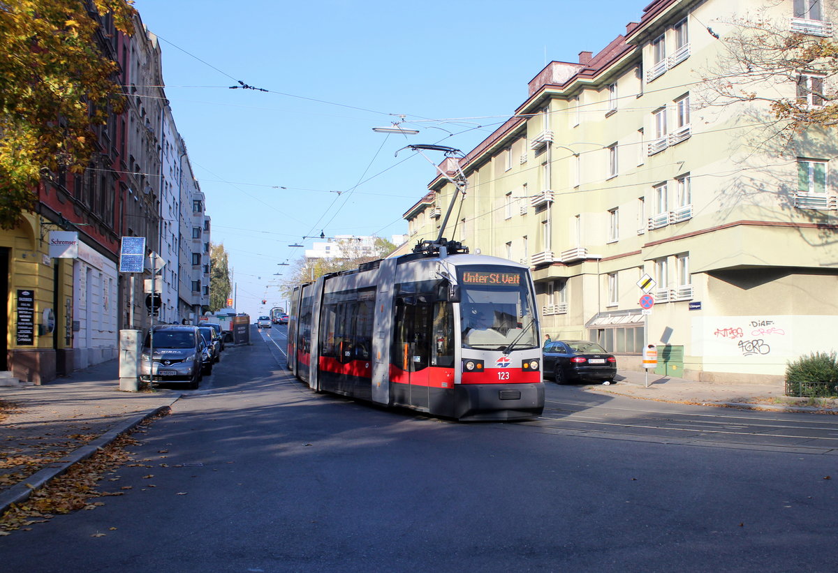 Wien Wiener Linien SL 10 (A1 123) XIV, Penzing, Breitensee, Huttengasse / Breitenseer Straße am 17. Oktober 2017.