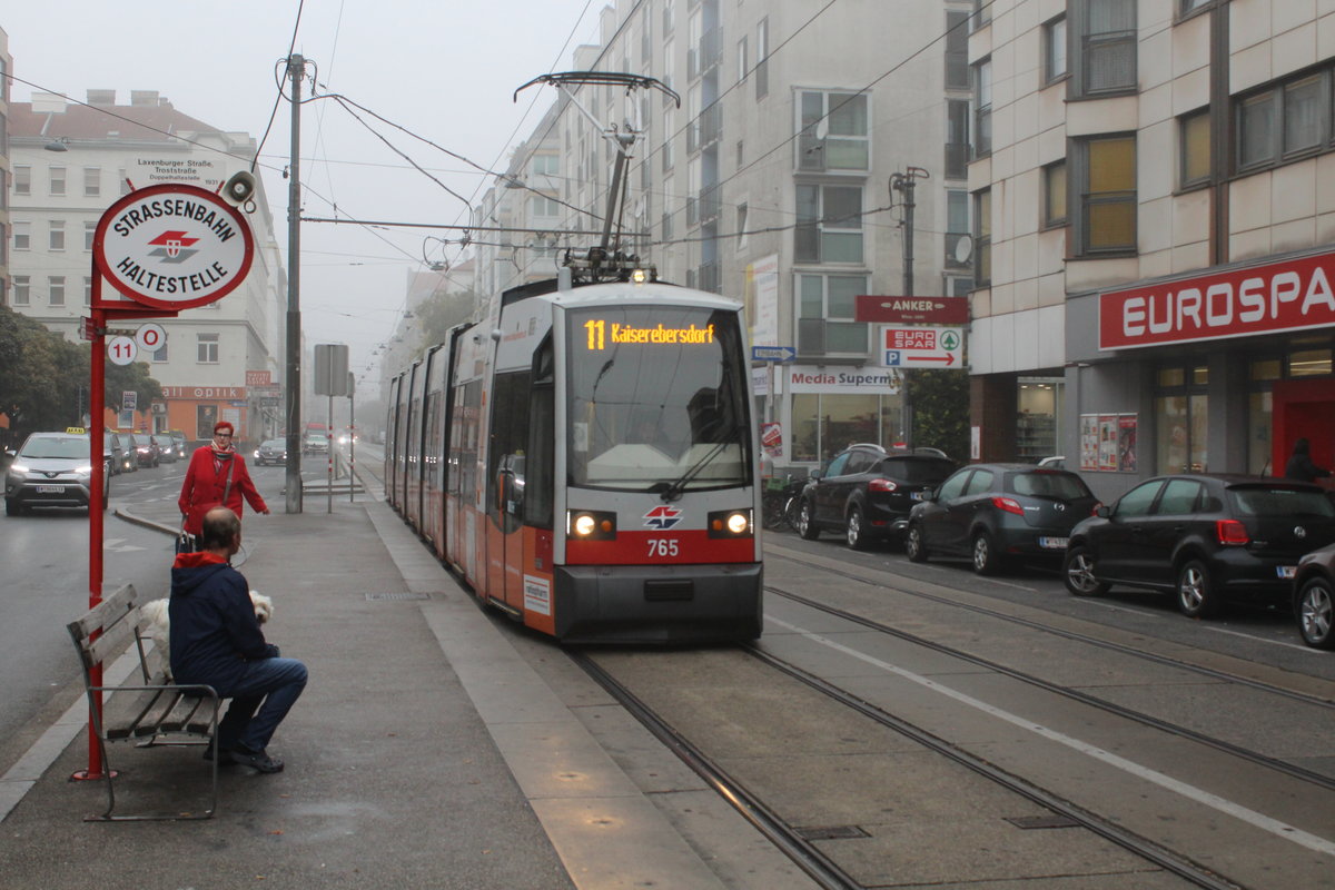 Wien Wiener Linien SL 11 (ULF B1 765) X, Favoriten, Troststraße / Laxenburger Straße am 19. Oktober 2019. - Seit Anfang September d.J. gibt es eine neue SL 11, die zwischen Otto-Probst-Straße und Kaiserebersdorf, Zinnergasse verkehrt. Im Zuge der Eröffnung der SL 11 wurde die SL 67 (Otto-Probst-Straße - Reumannplatz) eingestellt.