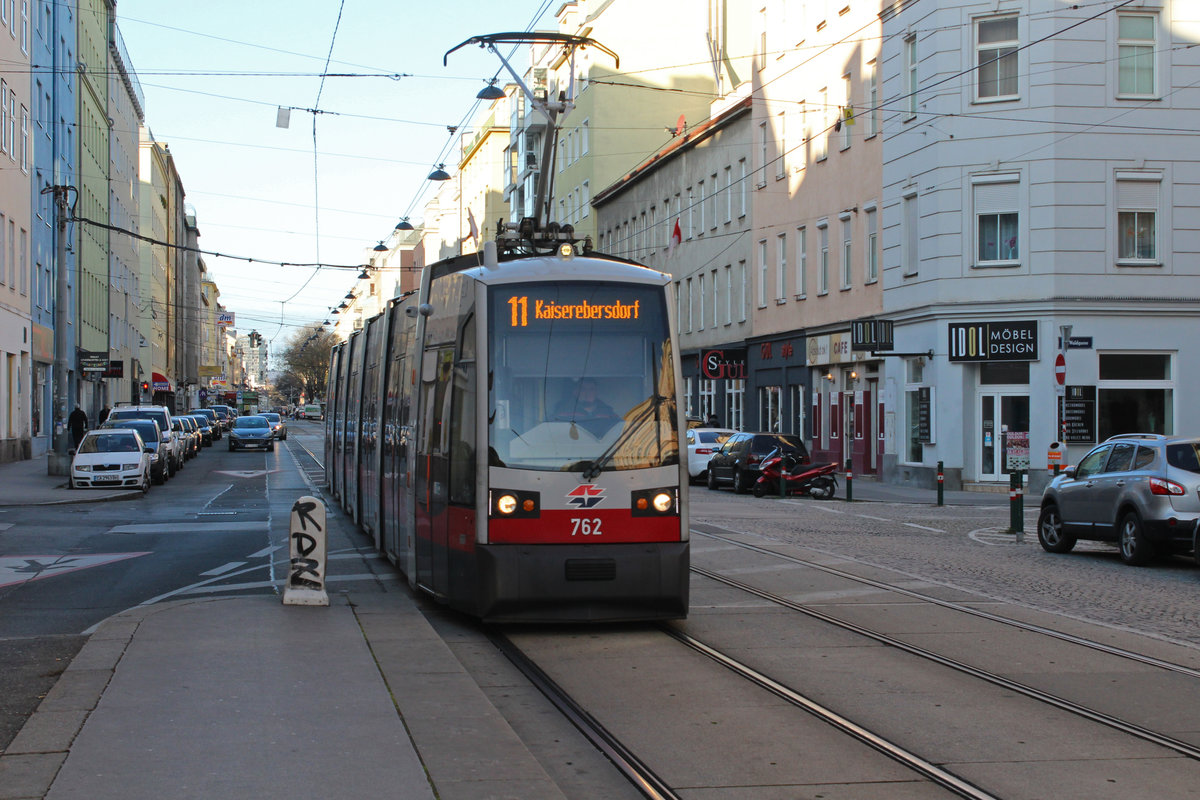 Wien Wiener Linien SL 11 (B1 762) X, Favoriten, Quellenstraße / Gellertplatz am 30. November 2019.