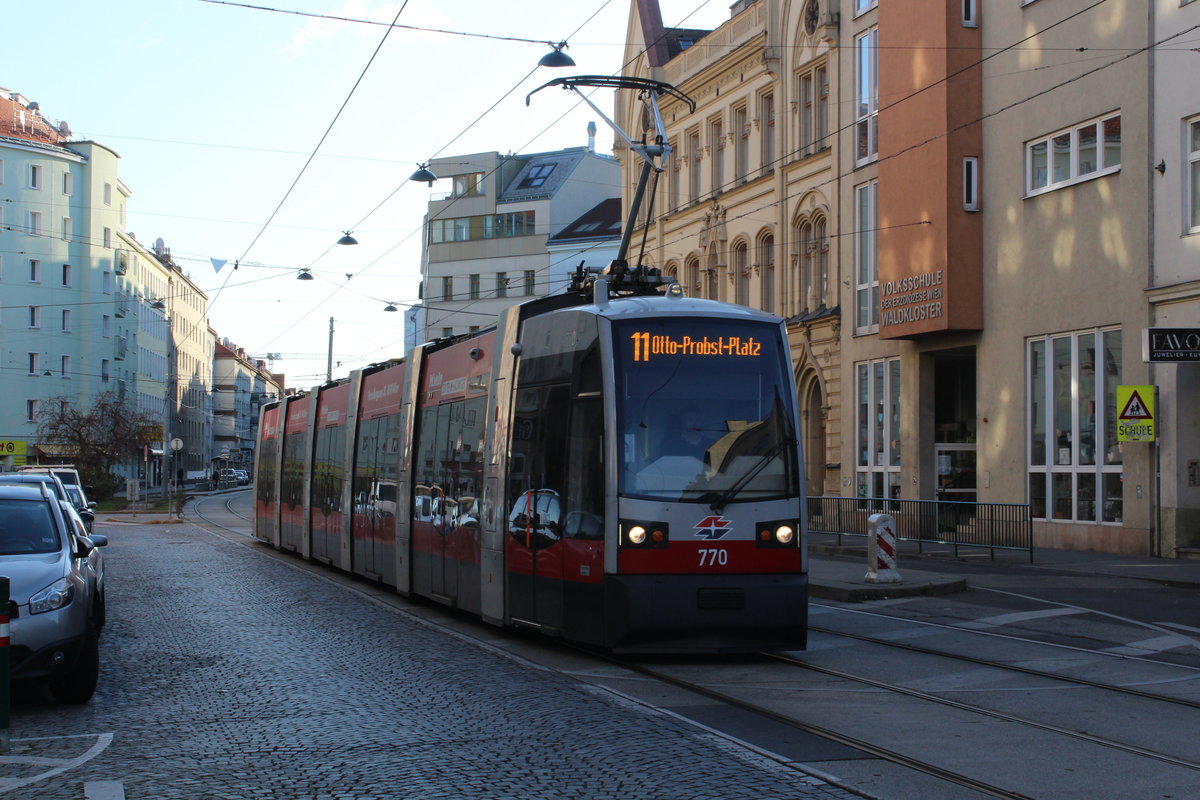Wien Wiener Linien SL 11 (B1 770) X, Favoriten, Quellenstraße / Gellertplatz am 30. November 2019.