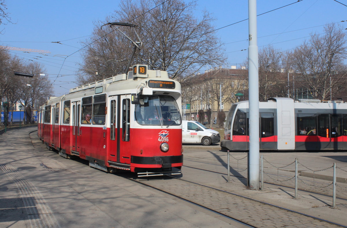 Wien Wiener Linien SL 18 (E2 4096) Neubaugürtel / Westbahnhof am 16. Februar 2017.