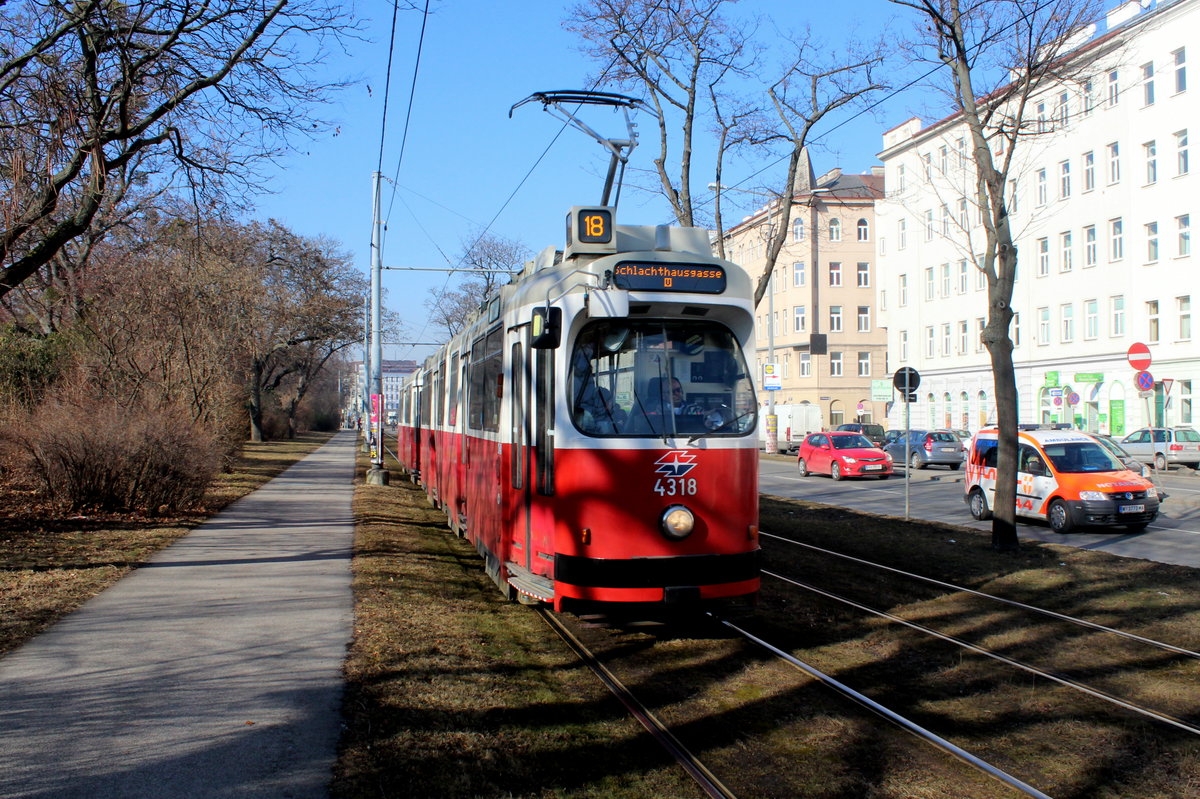 Wien Wiener Linien SL 18 (E2 4318) III, Landstraße, Landstraßer Gürtel am 15. Februar 2017.