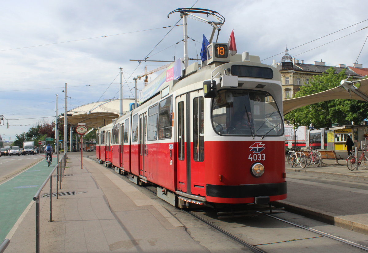 Wien Wiener Linien SL 18 (E2 4033 + c5) Neubaugürtel / Urban-Loritz-Platz (Endhaltestelle Burggasse / Stadthalle (Ausstieg)) am 12. Mai 2017.