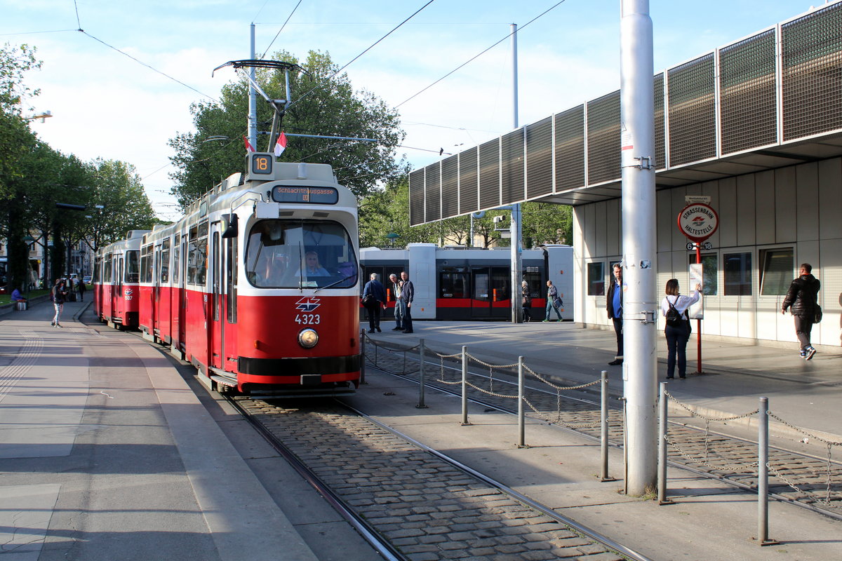 Wien Wiener Linien SL 18 (E2 4323 + c5 1507) Neubaugürtel / Westbahnhof am 11. Mai 2017.