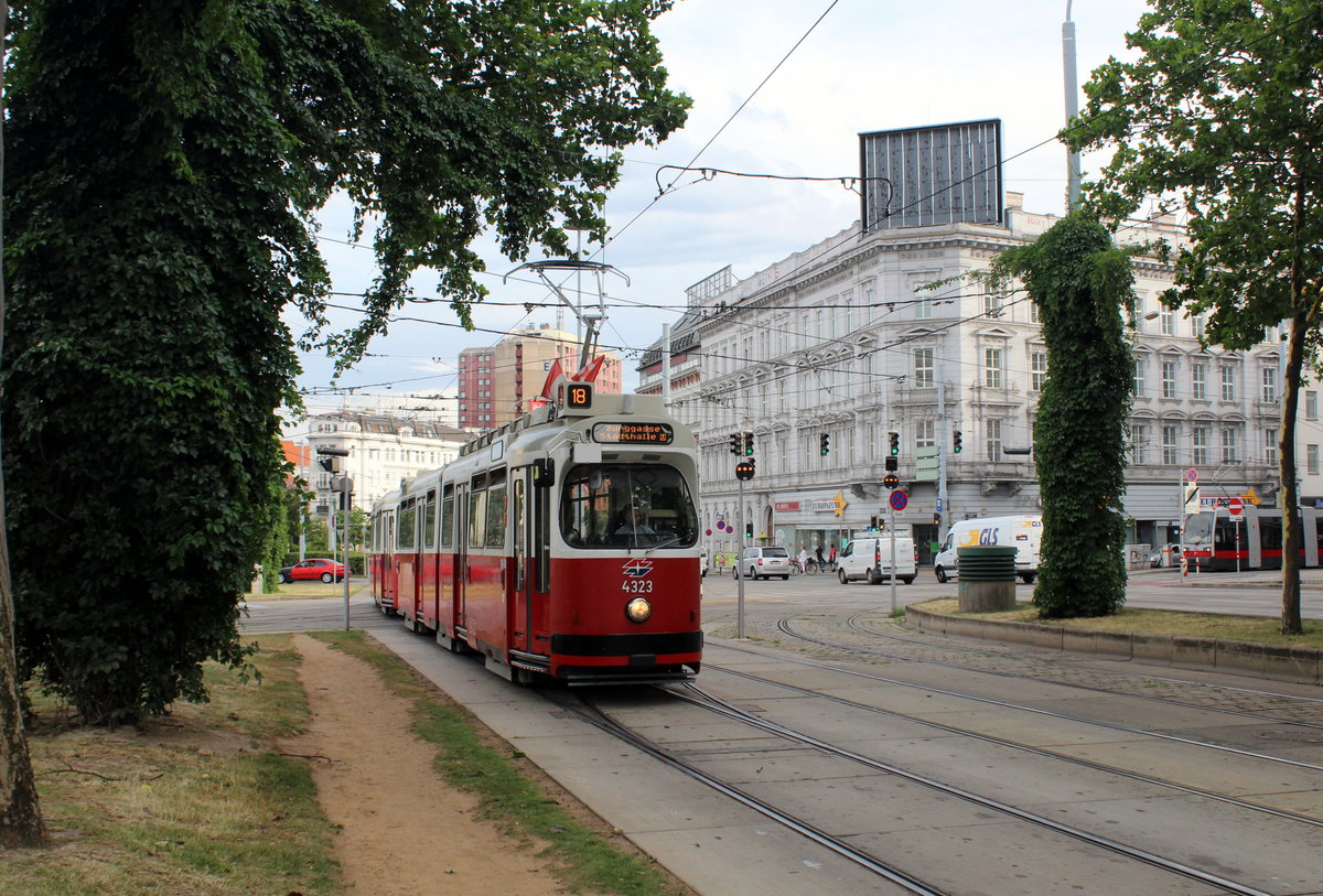 Wien Wiener Linien SL 18 (E2 4323 + c5) Neubaugürtel / Mariahilfer Straße / Westbahnhof am 28. Juni 2017.