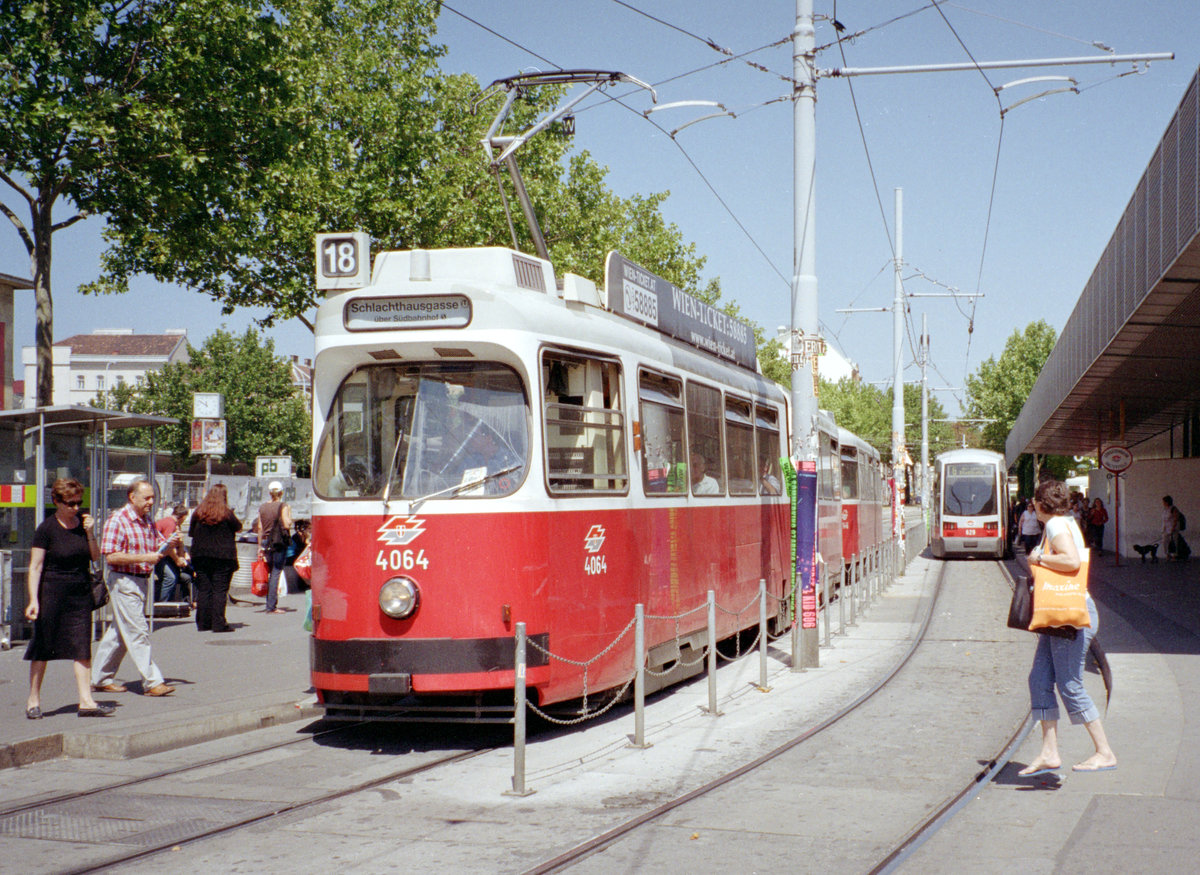 Wien Wiener Linien SL 18 (E2 4064 + c5 1446) Westbahnhof am 26. Juli 2007. - Scan von einem Farbnegativ. Film: Agfa Vista 200. Kamera: Leica C2.