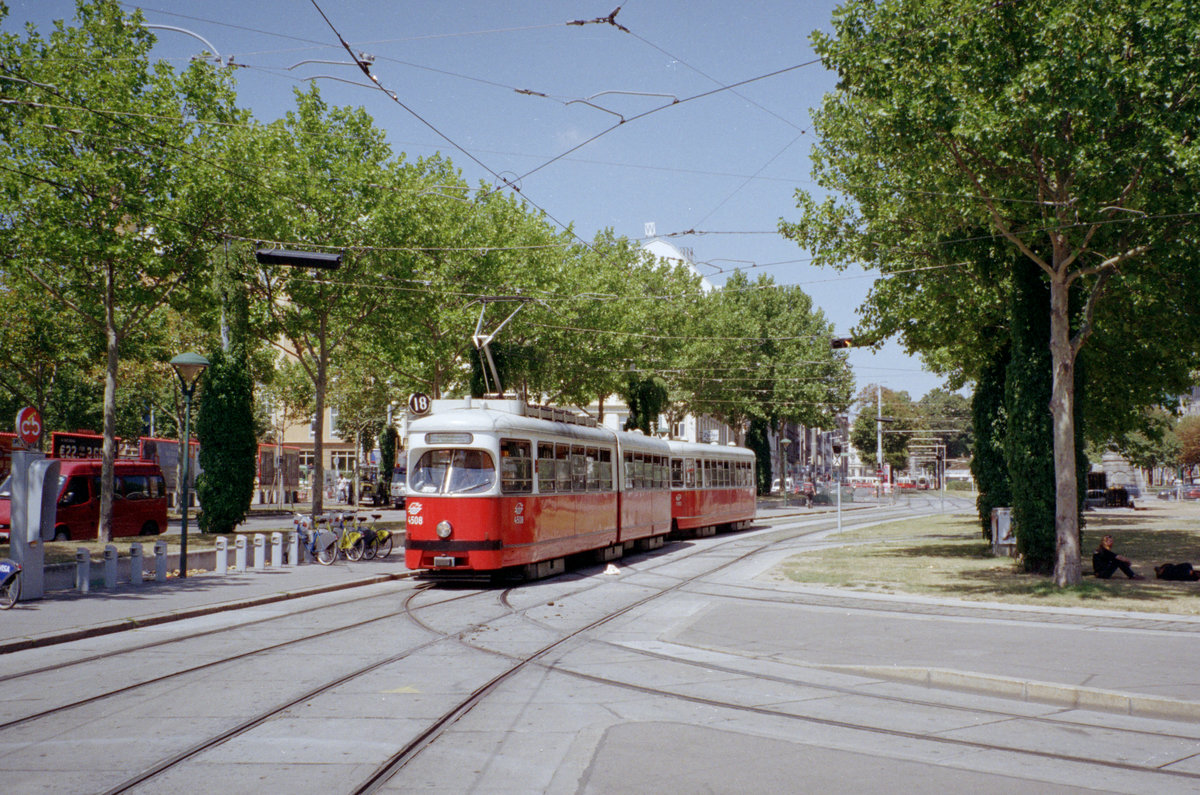 Wien Wiener Linien SL 18 (E1 4508 + c3 1193) Neubaugürtel / Europaplatz / Westbahnhof am 26. Juli 2007. - Scan von einem Farbnegativ. Film: Agfa Vista 200. Kamera: Leica C2.