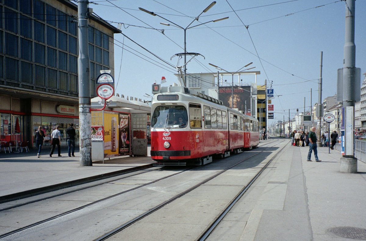 Wien Wiener Linien SL 18 (E2 4309) Wiedner Gürtel / Südbahnhof am 3. Mai 2009. - Scan von einem Farbnegativ. Film: Fuji S-200. Kamera: Leica C2.