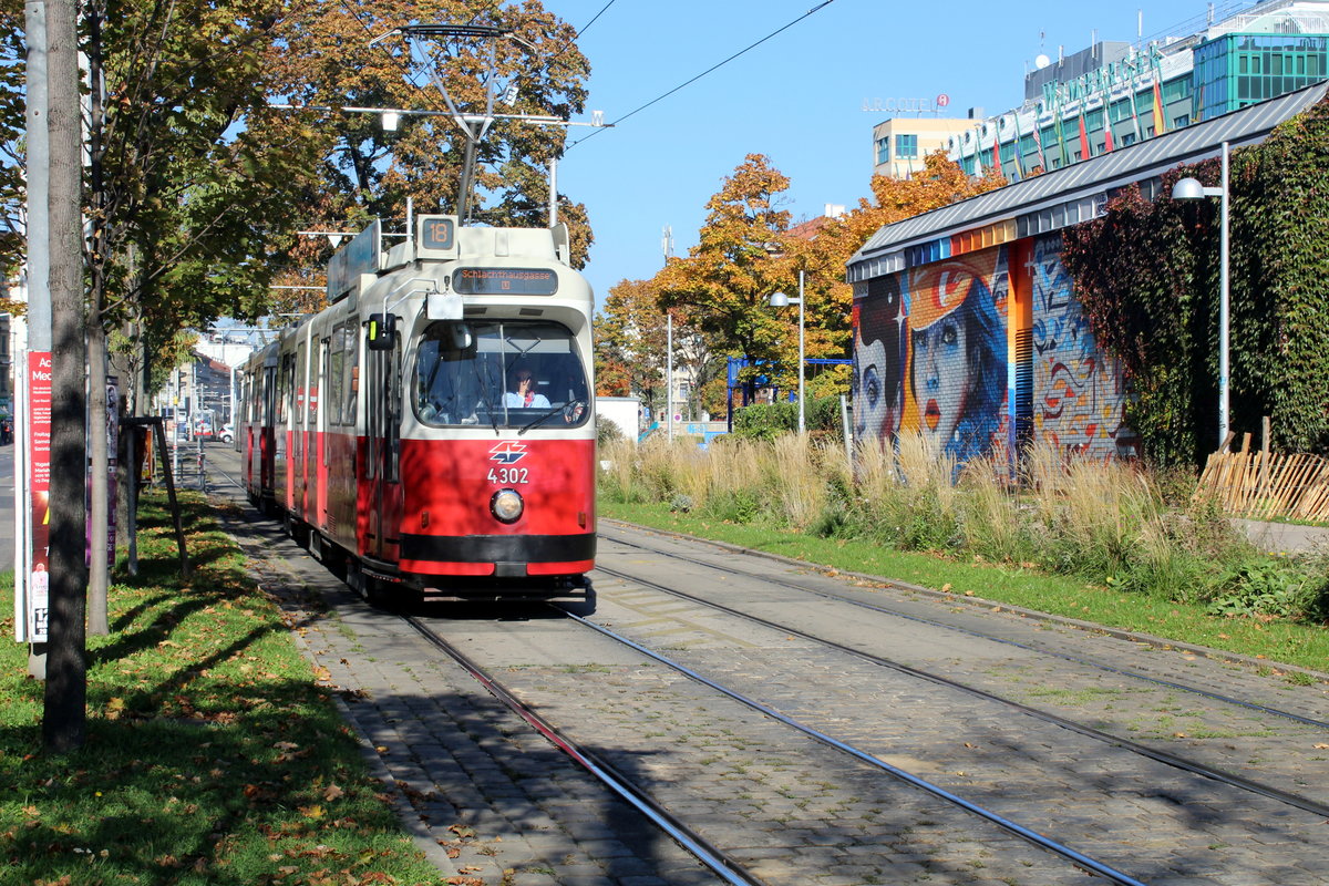 Wien Wiener Linien SL 18 (E2 4302) XV, Rudolfsheim-Fünfhaus, Neubaugürtel / Goldschlagstraße am 16. Oktober 2017.