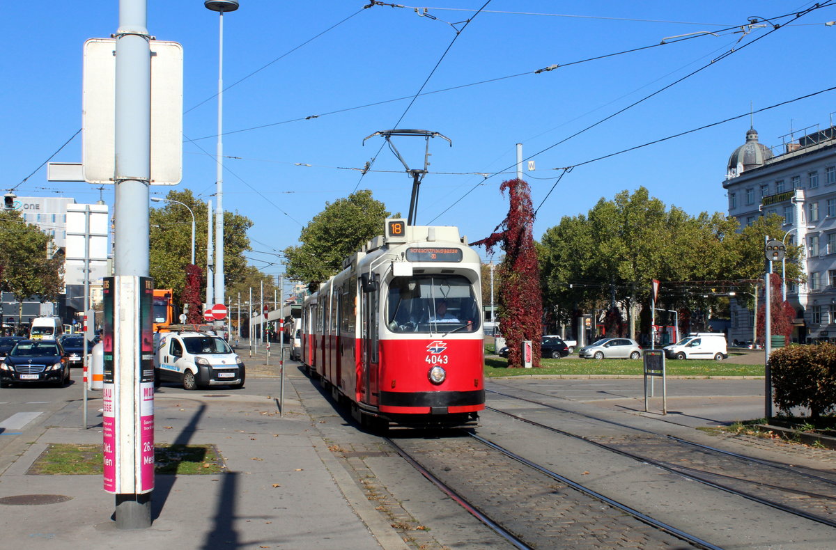 Wien Wiener Linien SL 18: Ein Zug bestehend aus dem E2 4043 und einem Bw des Typs c5, der in Richtung Schlachthausgasse fährt, überquert eben die Mariahilfer Straße. Datum: 16. Oktober 2017.