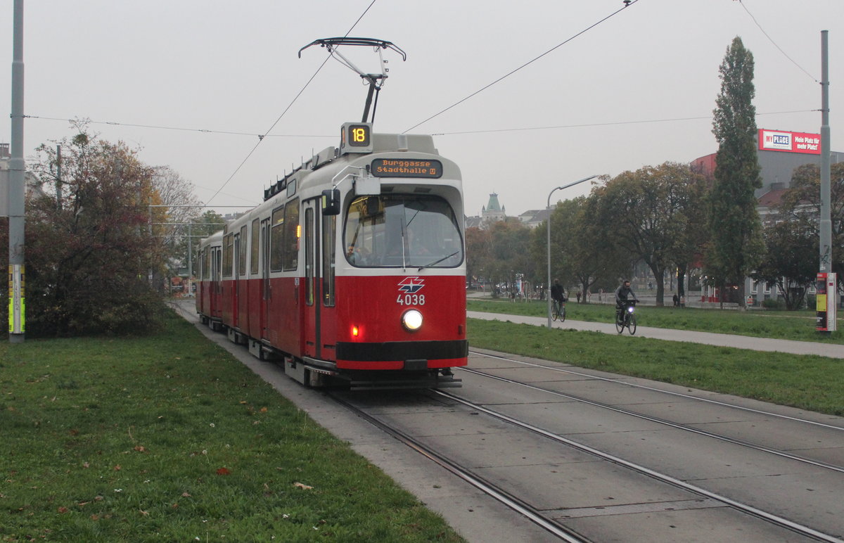 Wien Wiener Linien SL 18 (E2 4038) VI, Mariahilf, Linke Wienzeile am 20. Oktober 2017.