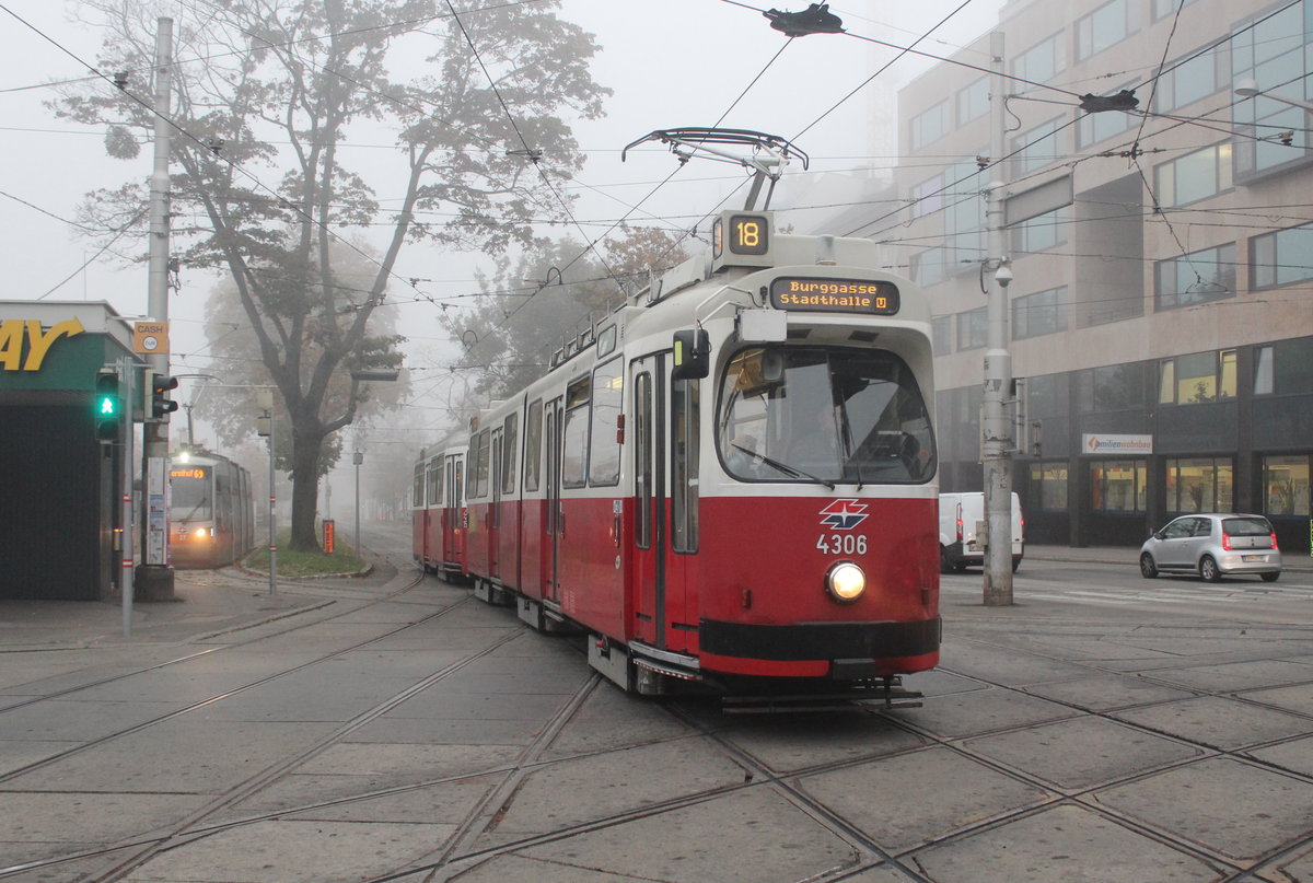 Wien Wiener Linien SL 18 (E2 4306 + c5 1506) XV, Rudolfsheim-Fünfhaus, Neubaugürtel / Märzstraße am 20. Oktober 2017.