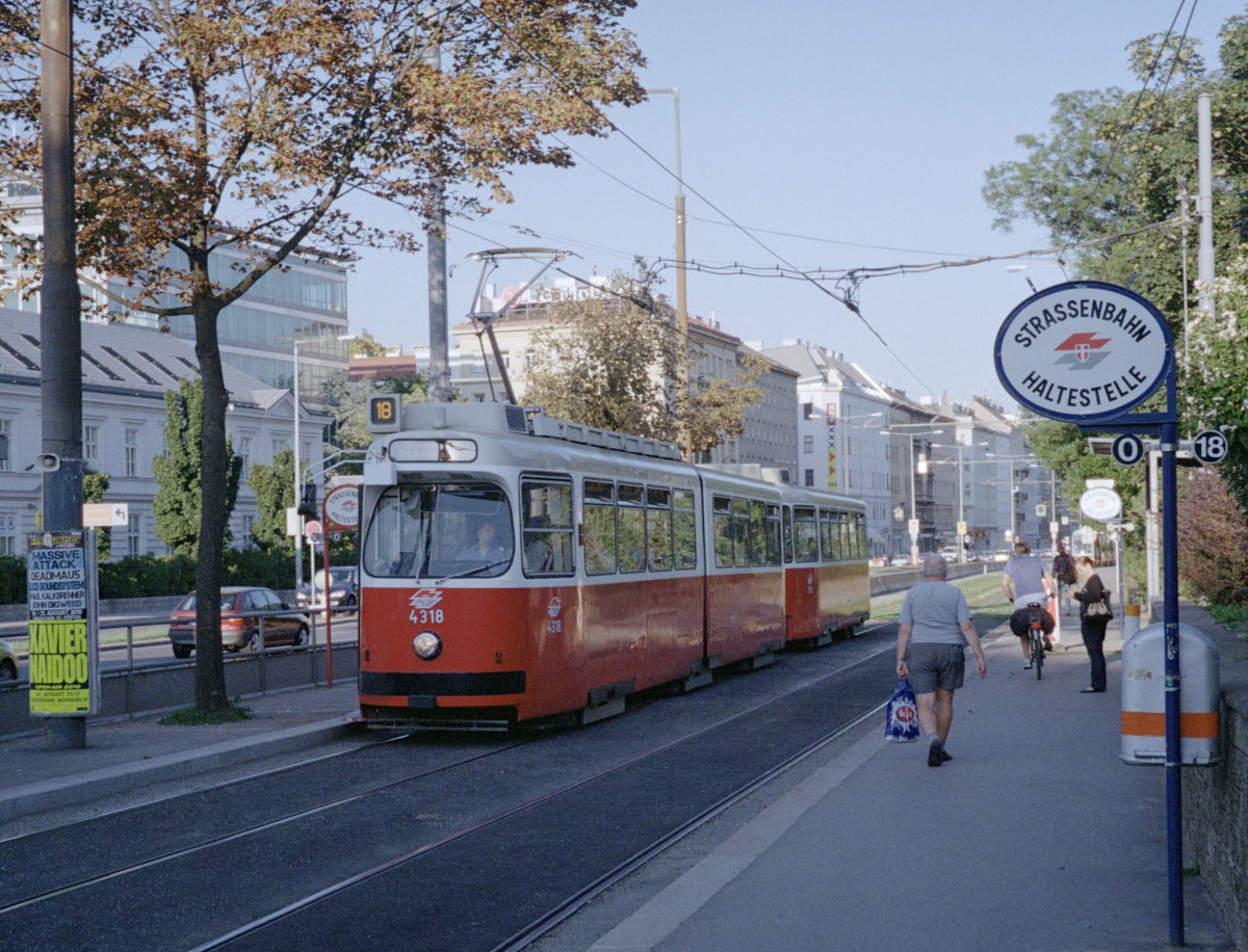 Wien Wiener Linien SL 18 (E2 4318) III, Landstraße, Landstraßer Gürtel / Prinz-Eugen-Straße / Arsenalstraße am 4. August 2010. - Scan eines Farbnegativs. Film: Kodak FB 200-7. Kamera: Leica C2.