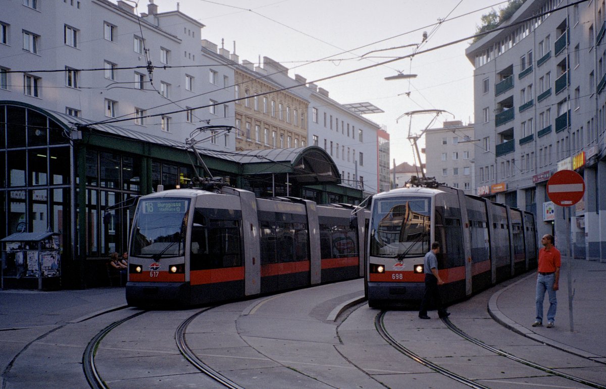 Wien Wiener Linien SL 18 (B 617 / B 698) III, Landstraße, Markhofgasse (Endhaltestelle Schlachthausgasse) am 4. August 2010. - Scan eines Farbnegativs. Film: Kodak FB 200-7. Kamera: Leica C2.